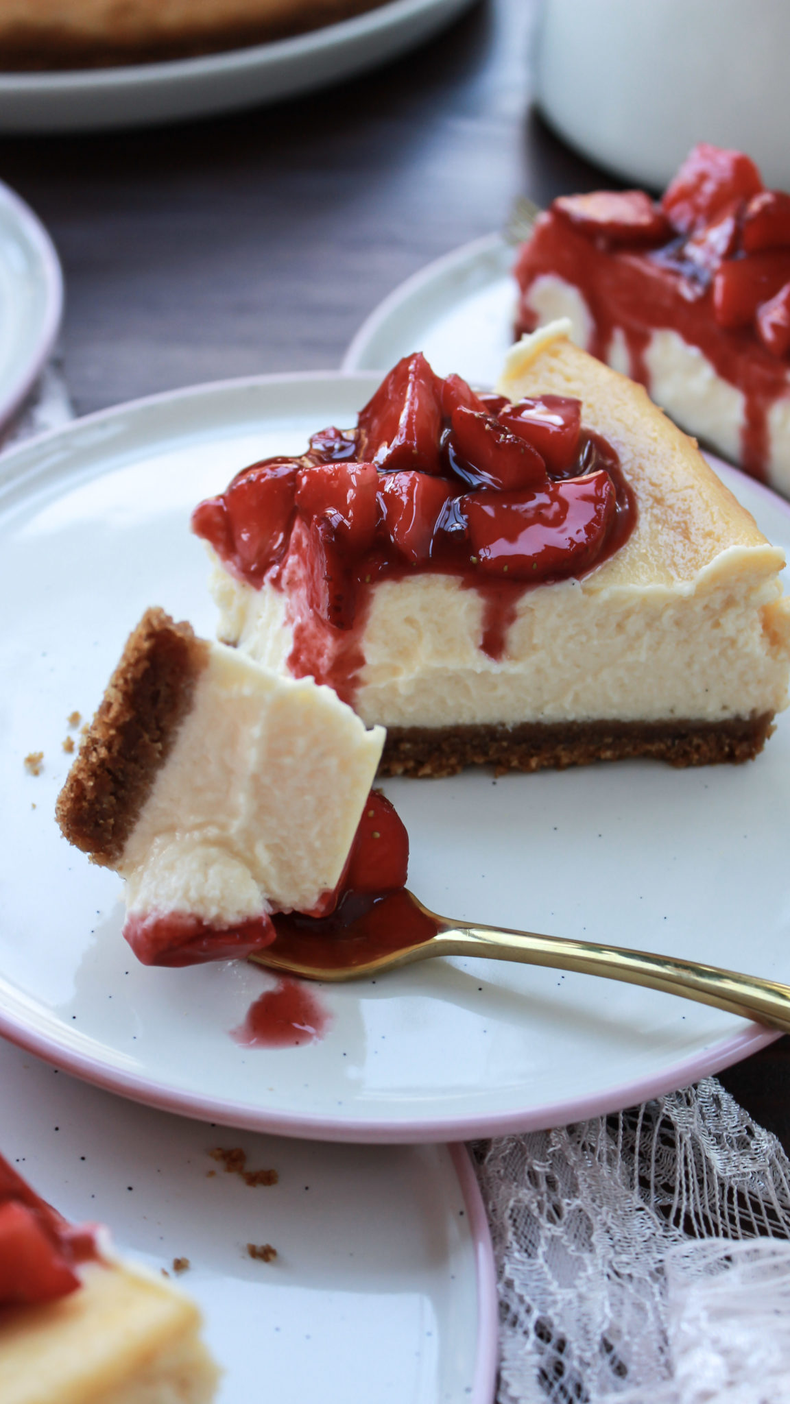 Käsekuchen mit Keksboden und Erdbeeren – Muffin-Queen